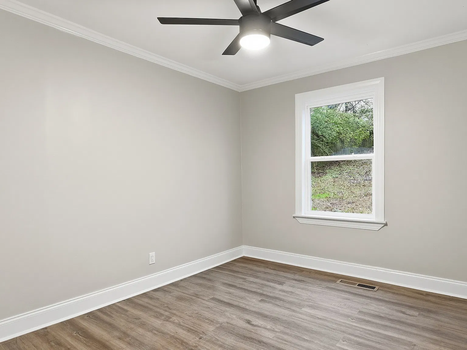 3 bed, 858 sqft, $1,600 — Photo 1