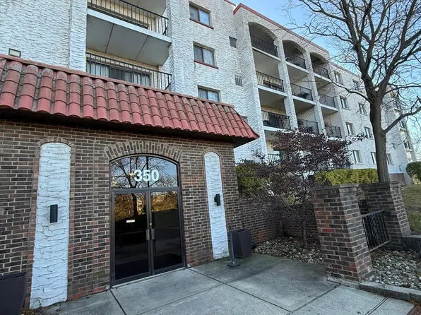 350 Plum Creek Dr APT 205, Wheeling, IL 60090