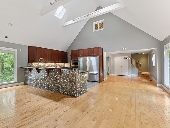 5th image of 1040 Rustic Hills Dr