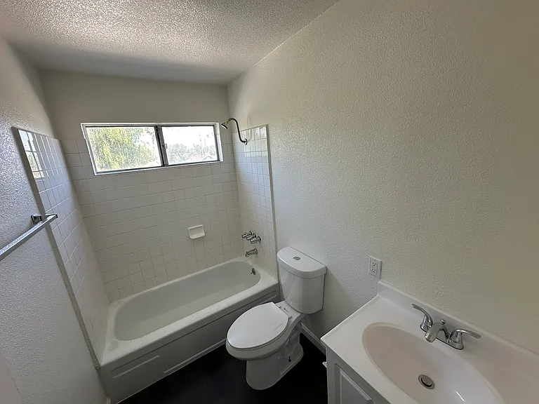 1239 W 14th St #19 — Photo 8