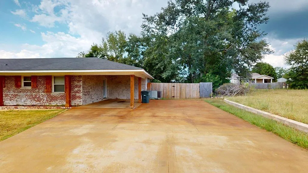 1202 W College St — Photo 4
