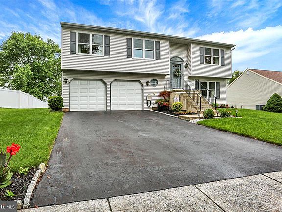 3rd image of 6 Dogwood Dr