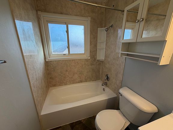 4th image of 1605 Crestview Dr