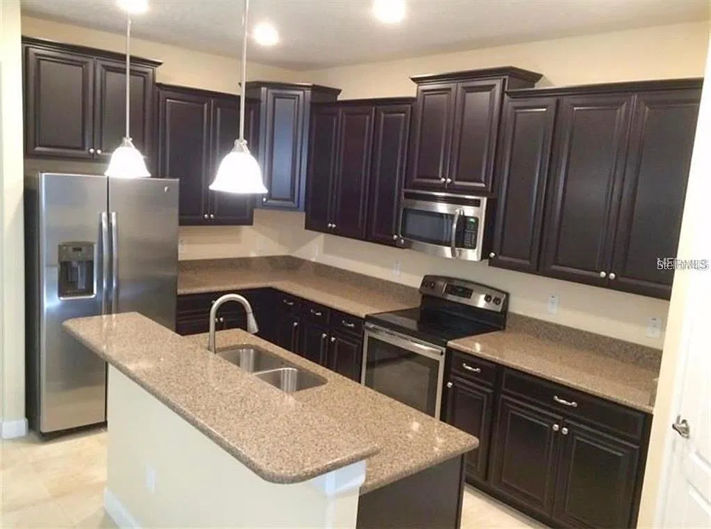 5 bed, 3.5 bath, 3488 sqft, $3,750 — Photo 2