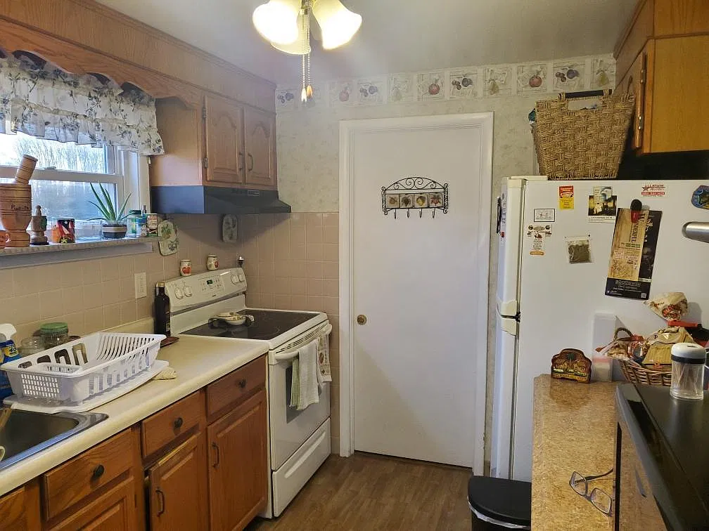 3 bed, 1300 sqft, $2,400 — Photo 3