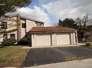 2S631 Pierre Curie Ln, Warrenville, IL