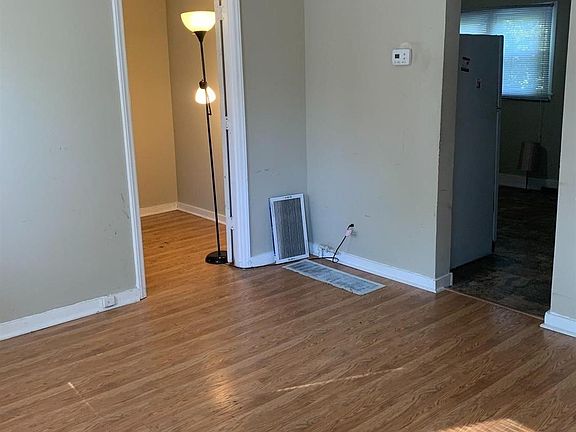 3rd image of 452 Stanley St