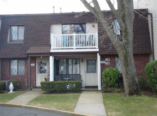123 Clubhouse Dr #123, Copiague, NY 11726