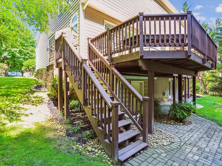 8931 Falls Farm Dr — Photo 6