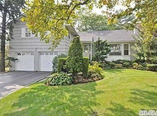 1260 Harbor Rd, Hewlett, NY 11557