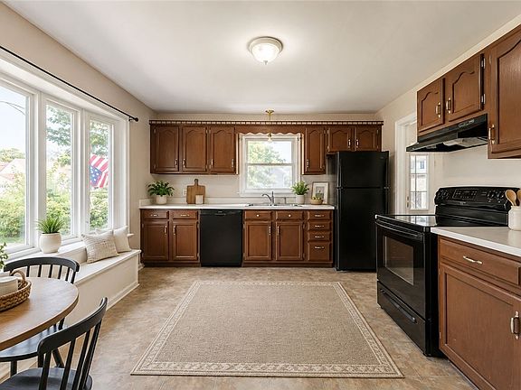 3rd image of 23 Sparling Dr