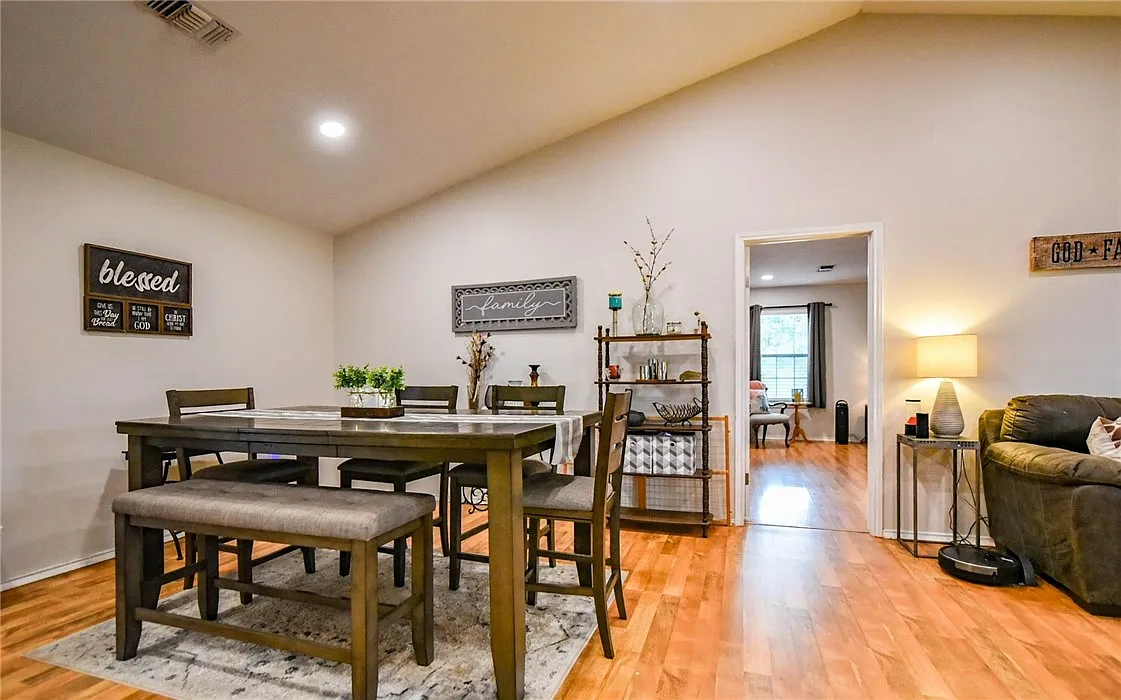 3 bed, 2040 sqft, $2,100 — Photo 4