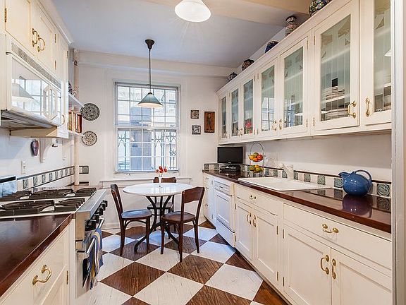 5th image of 15 W 67th St #1FE