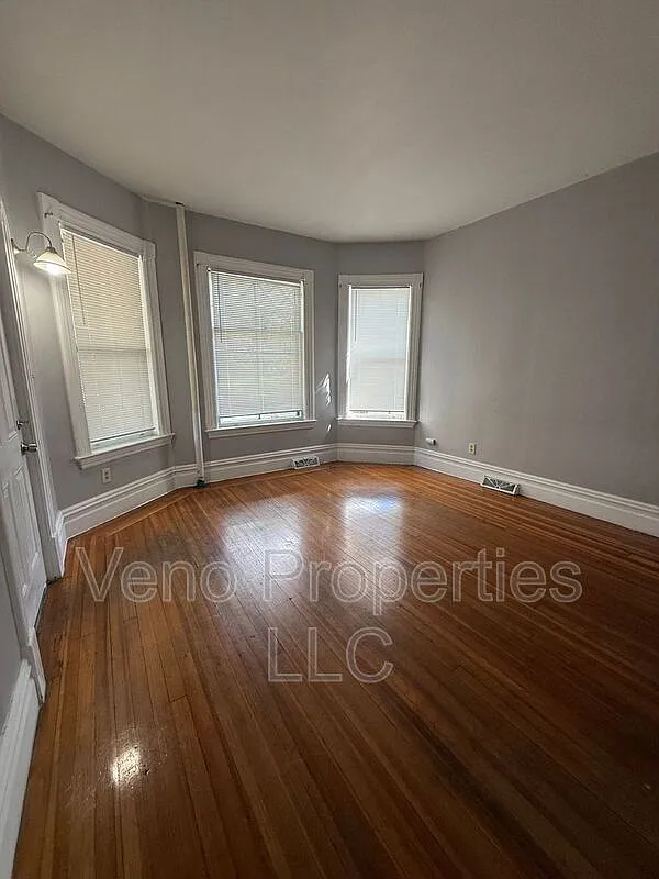 3 bed, 1.0 bath, $1,400 — Photo 4