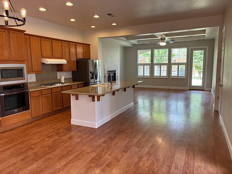 10765 Serratina Dr — Photo 8