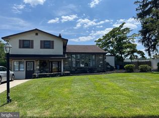 9221 Grace Ln, Philadelphia, PA