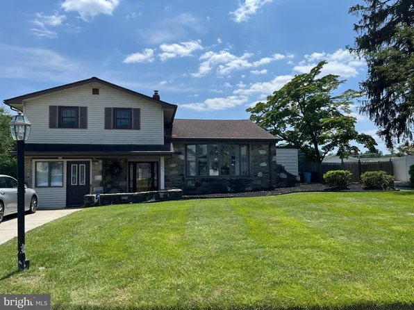 9221 Grace Ln, Philadelphia, PA 19115