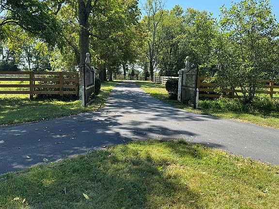 3rd image of 2950 Harrodsburg Rd