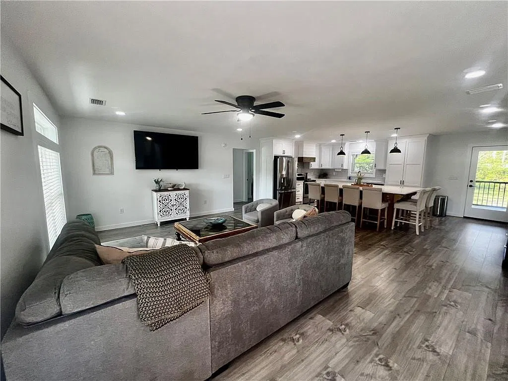 3 bed, 1470 sqft, $2,350 — Photo 2