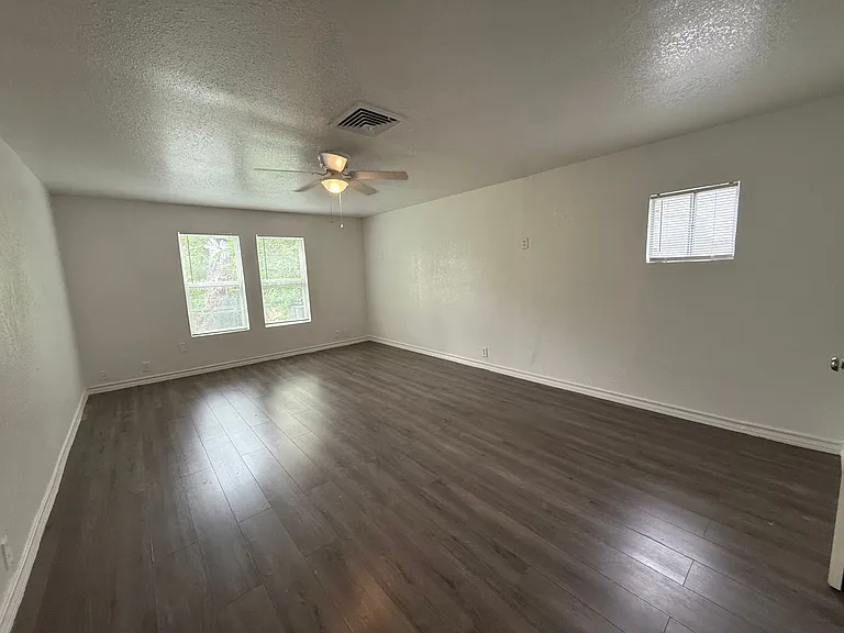 5902 Wales St — Photo 2