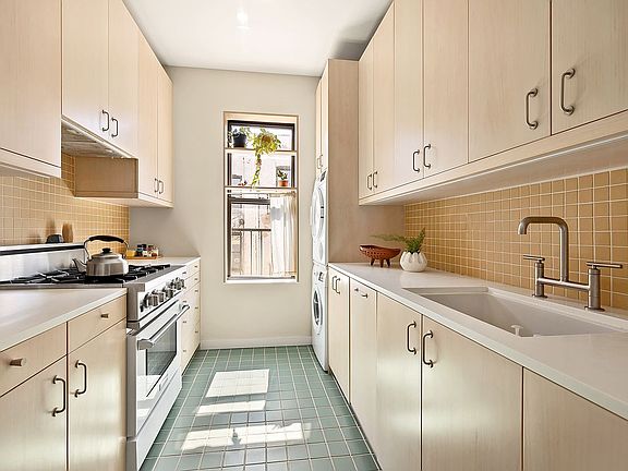 4th image of 446 15th St APT 4L