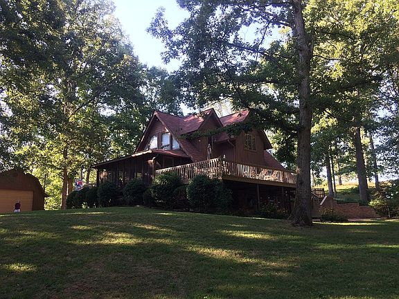 Corner view house/garage