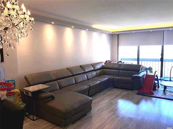 4th image of 26910 Grand Central Pkwy APT 28A