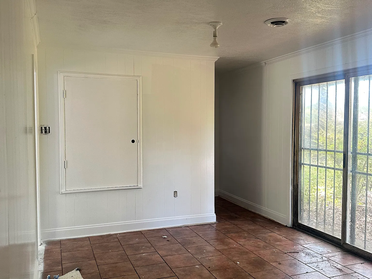 3 bed, 1214 sqft, $1,100 — Photo 2