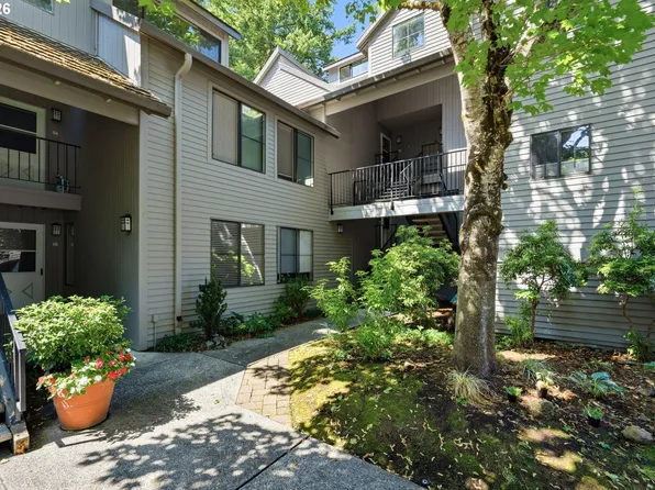 4000 Carman Dr #F89, Lake Oswego, OR 97035