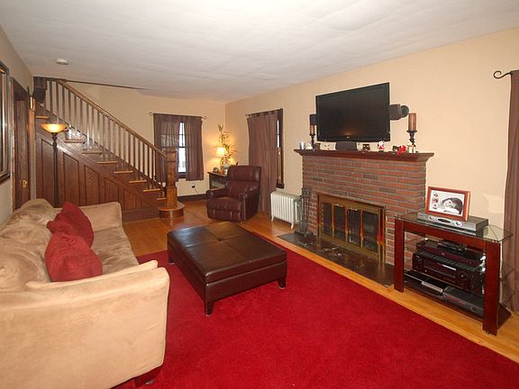 living room w/ fireplace