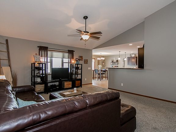 5th image of 1045 Bellflower Dr