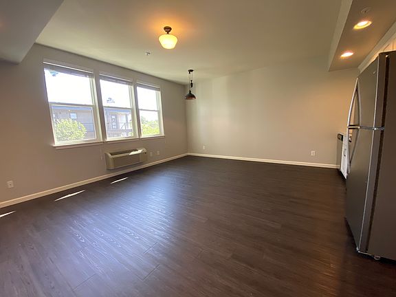 3rd image of 6850 N Greenwich Ave #21
