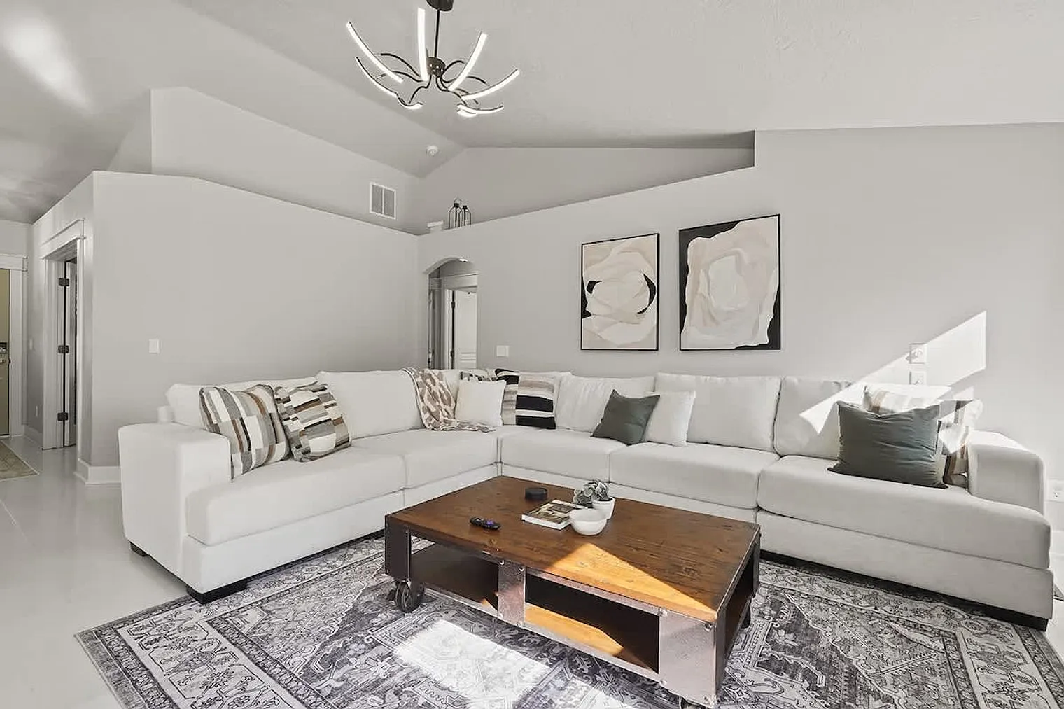 4 bed, 2.0 bath, $7,276 — Photo 4