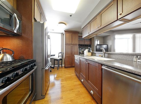 4th image of 400 Village Cir Unit 110