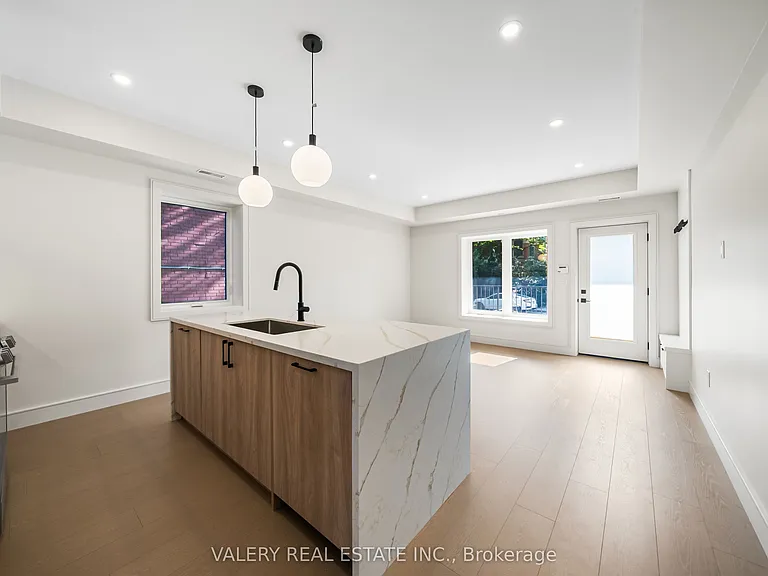 131 Dovercourt Rd #MAIN — Photo 2