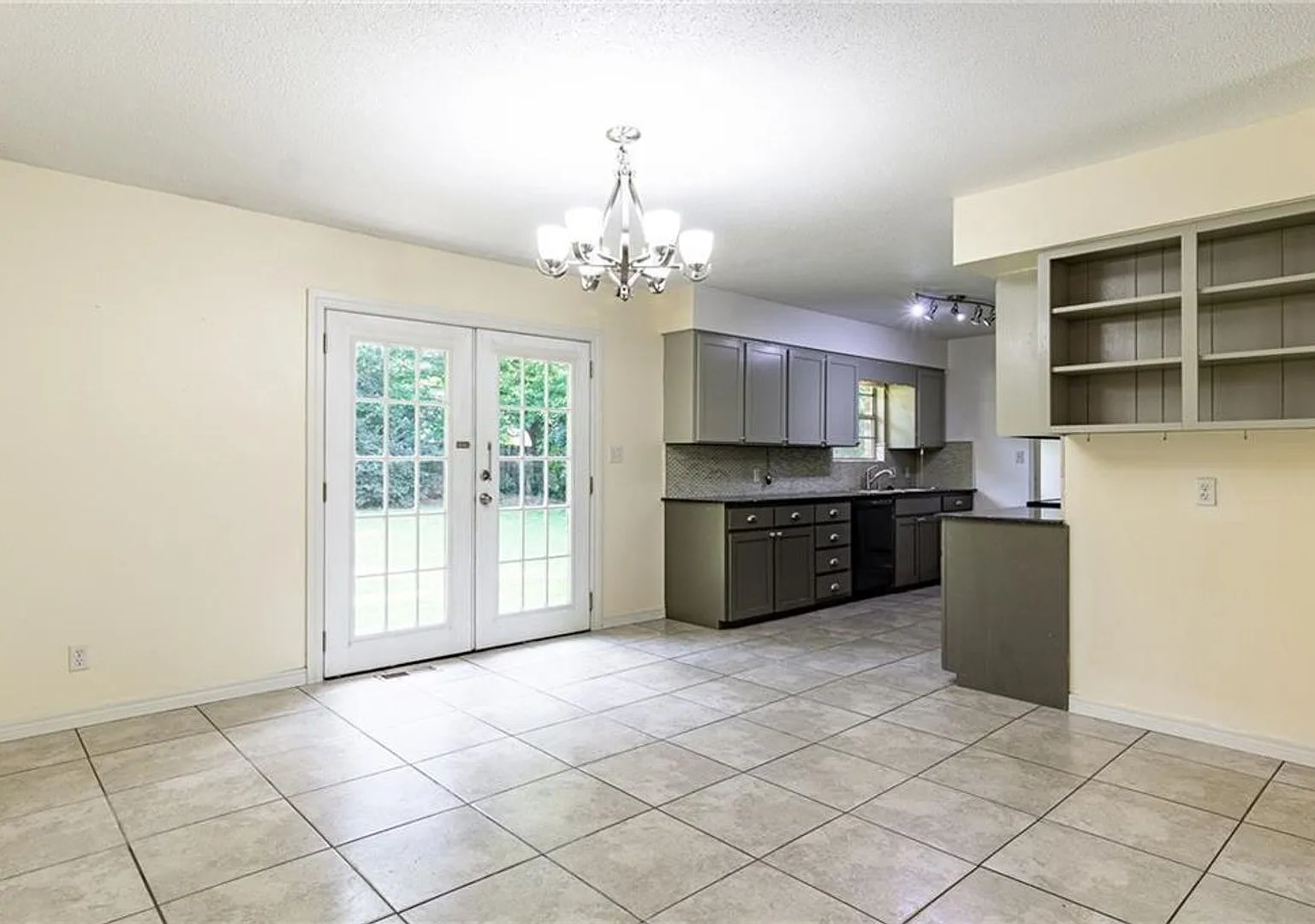 Coming Soon! Amazing 3/2 House For Rent — Photo 3