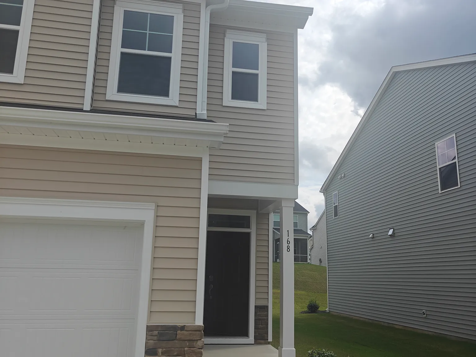 3 bed, 1924 sqft, $1,895 — Photo 2