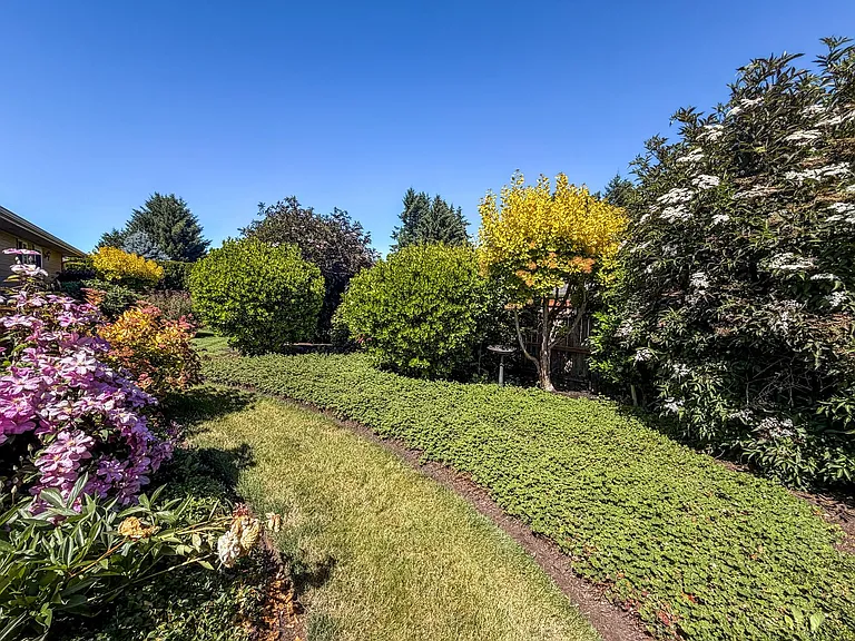364 SE Davis Ct — Photo 38