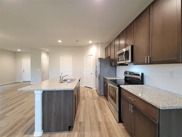 942 Amesbury Ct — Photo 11