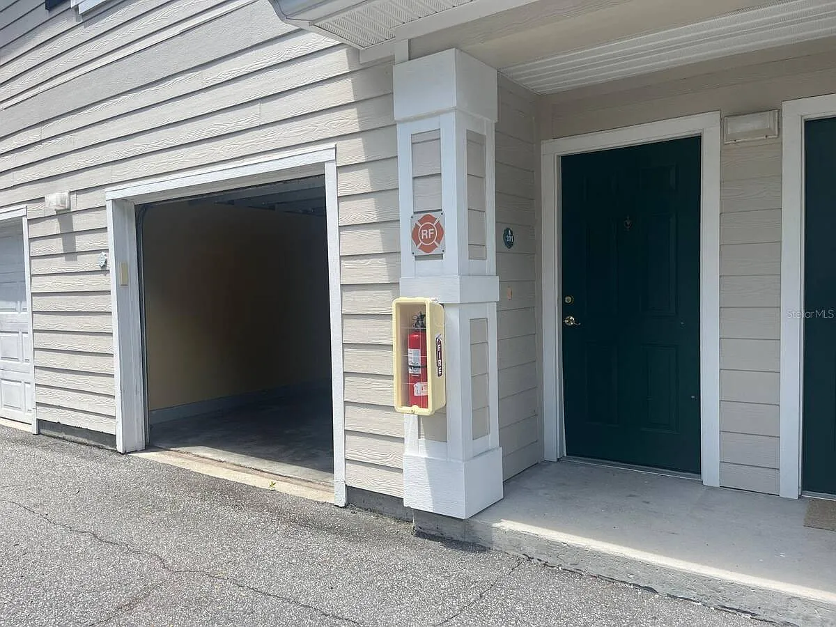 1 bed, 1.0 bath, 738 sqft, $1,800 — Photo 2