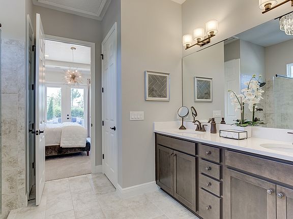 Dual sinks in owner s bath