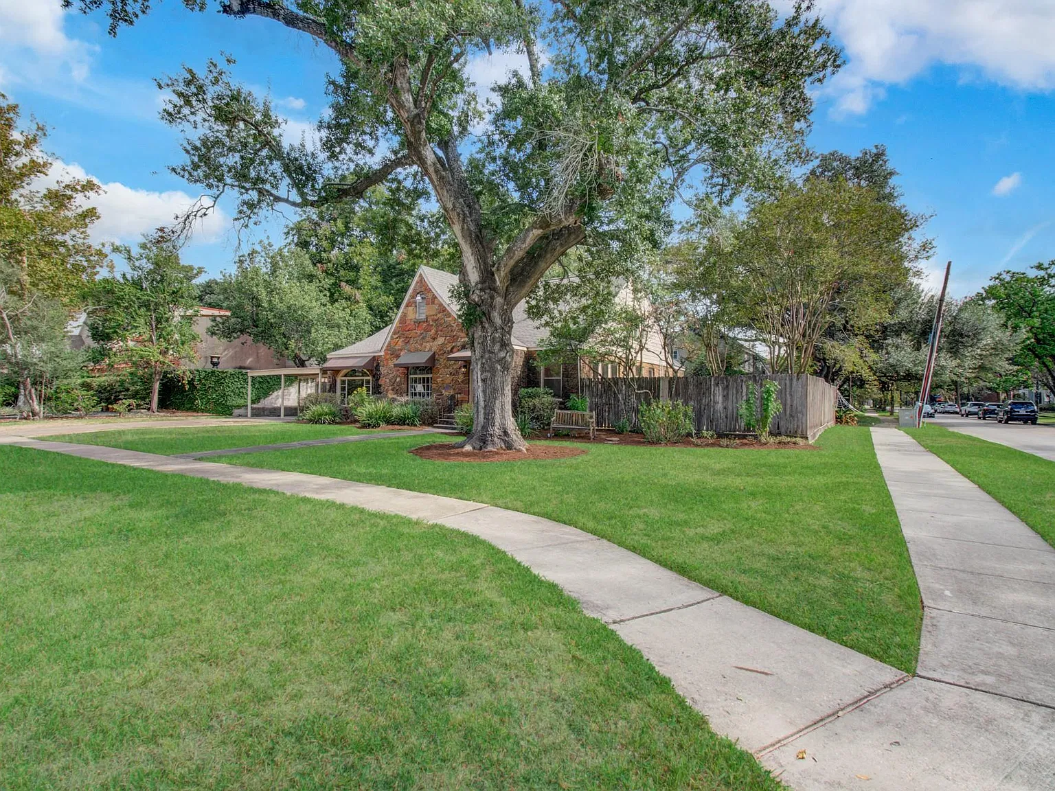 3 bed, 2.0 bath, 2407 sqft, $4,600 — Photo 3