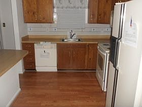 5th image of 439 Williamstowne Ct