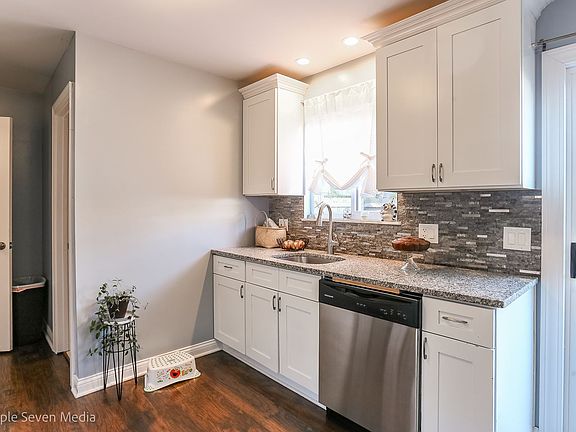 4th image of 1358 Monomoy St APT E