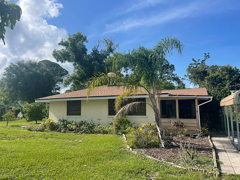 200 Palm Ave E — Photo 3