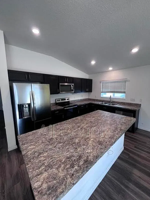 4 bed, 2.0 bath, 1696 sqft, $2,750 — Photo 4