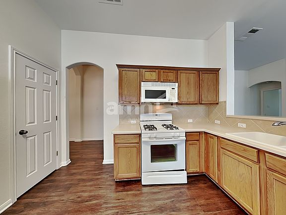 4th image of 860 Goldenrod St