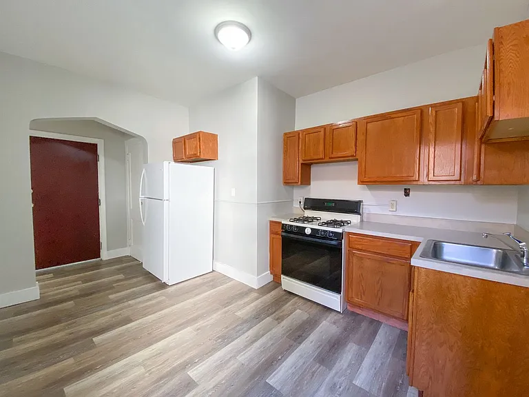 291 Buckingham St / Luca Investments LLC — Photo 16