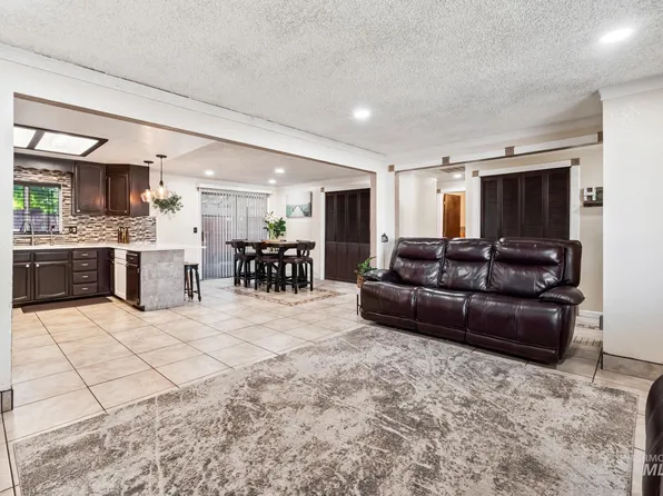 8 S Canyon St, Nampa, ID 83651