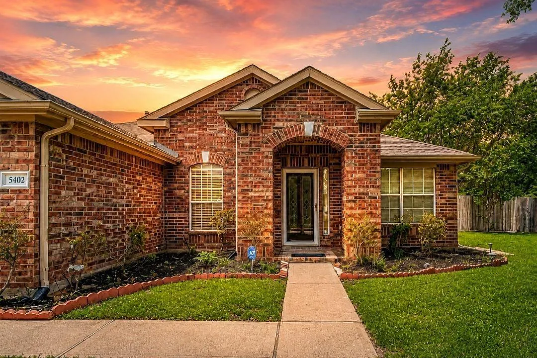 3 bed, 2.0 bath, 2018 sqft, $2,400 — Photo 1